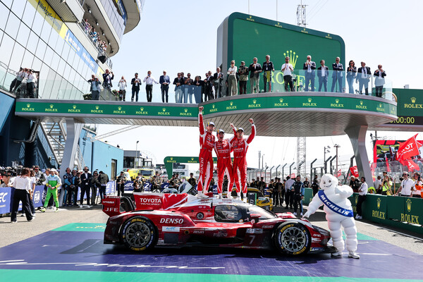 Conway, Kobayashi und de Vries gewinnen die 24 Stunden von Le Mans