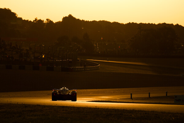 Toyota #8 nach 16 Stunden in Le Mans Zweiter, #7 Vierter